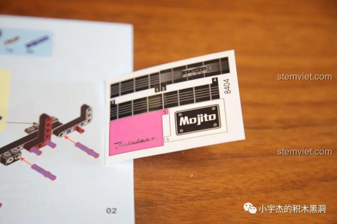 Tờ decal dán của bộ lắp ráp JiaZhi 8404, bao gồm logo và chữ