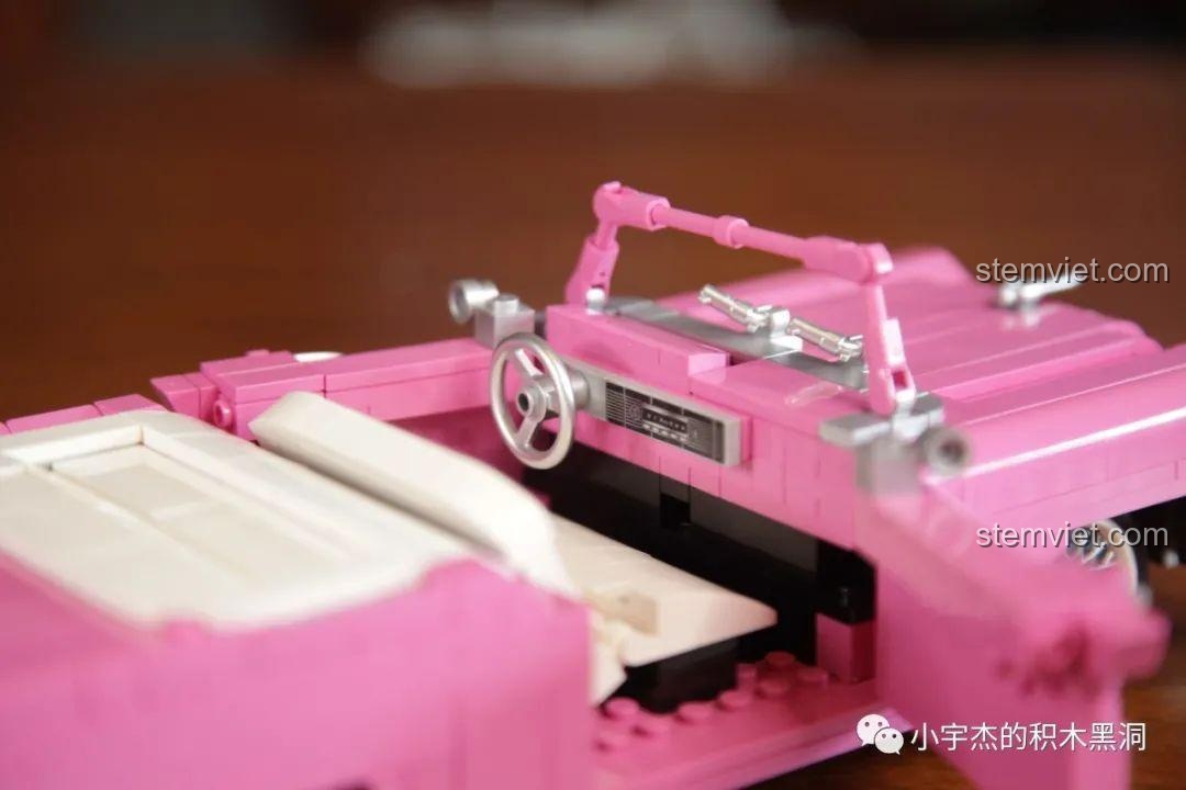 Phần đuôi xe của mô hình JiaZhi 8404 Xe Chevrolet Mui Trần Hồng Cổ Điển, với biển số