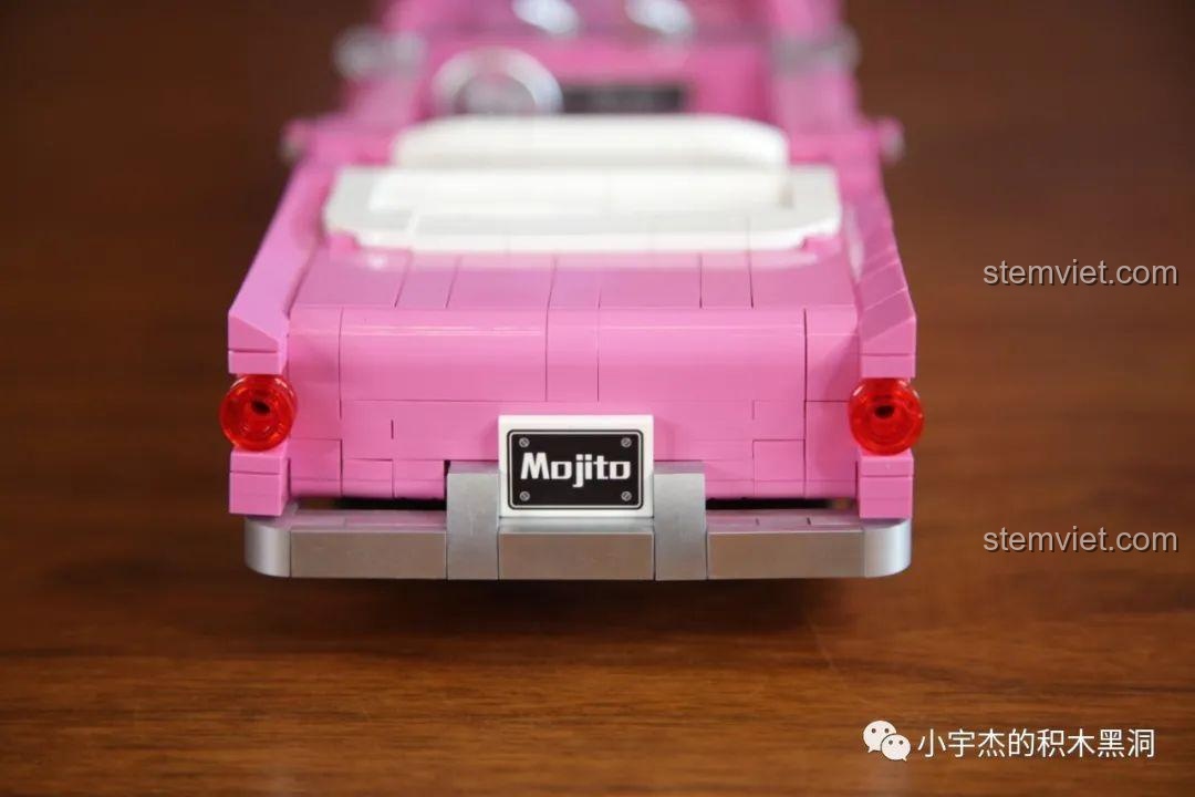 Phần gầm xe của mô hình JiaZhi 8404, thiết kế gọn gàng và chắc chắn.