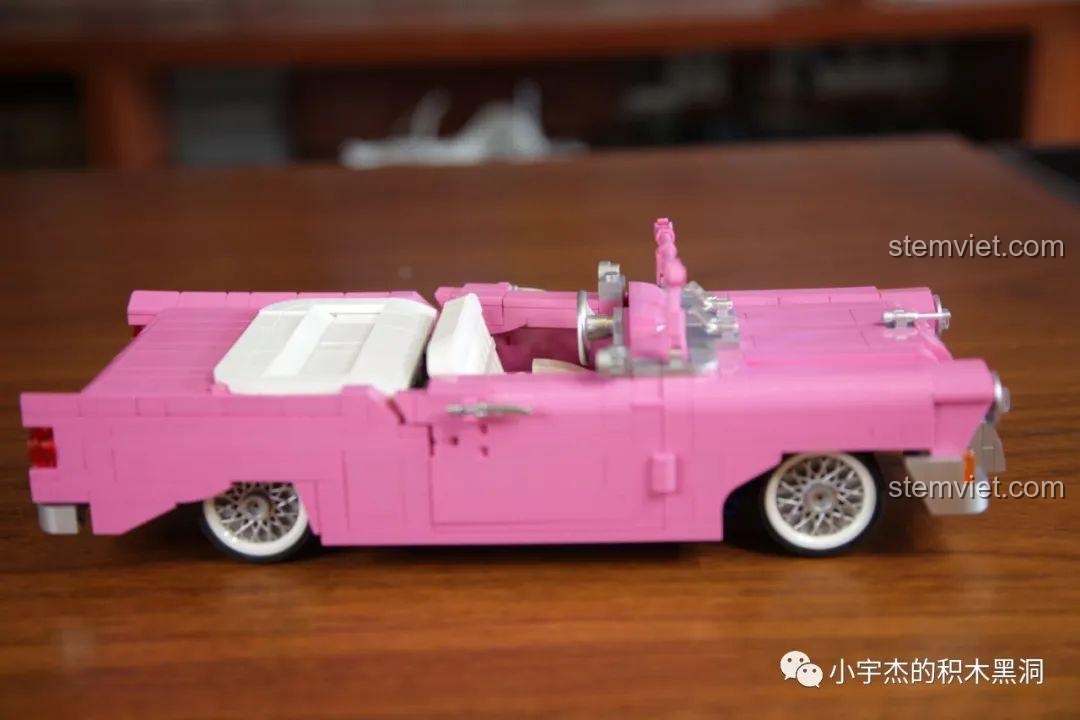 Mô hình JiaZhi 8404 Xe Chevrolet Mui Trần Hồng Cổ Điển hoàn thành, chụp từ góc nghiêng bên phải.