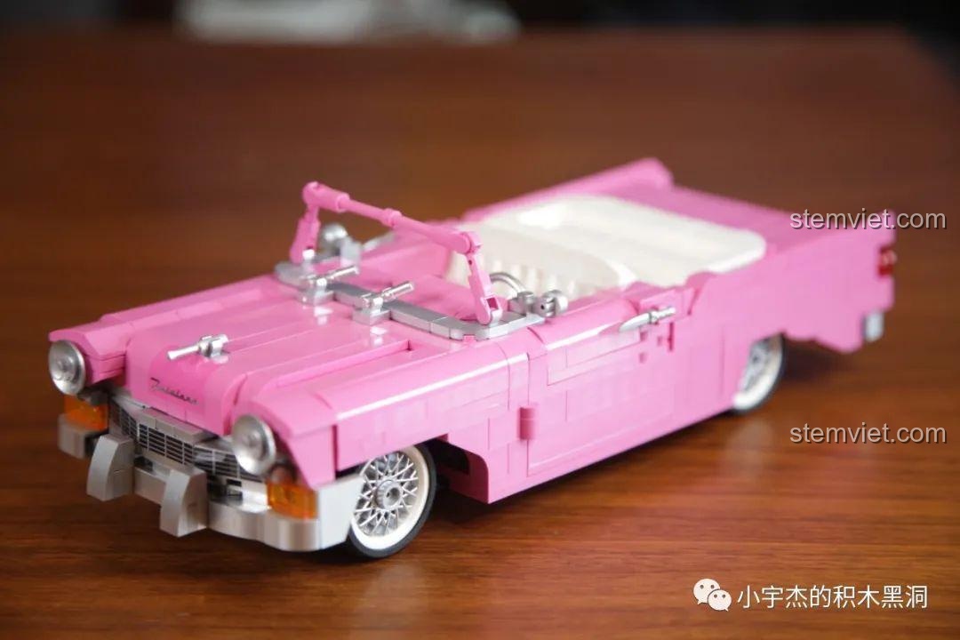 Mô hình JiaZhi 8404 Xe Chevrolet Mui Trần Hồng Cổ Điển hoàn thành, chụp từ góc nghiêng bên hông.