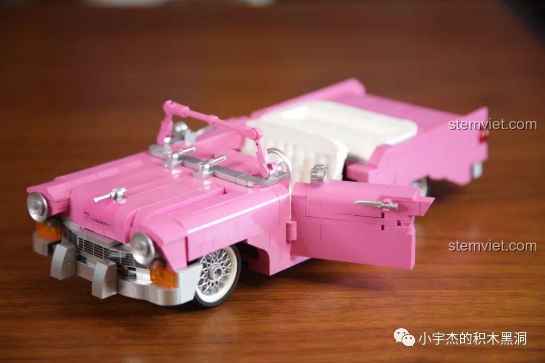 Mô hình JiaZhi 8404 Xe Chevrolet Mui Trần Hồng Cổ Điển hoàn thành với cửa xe mở, khoe nội thất bên trong.