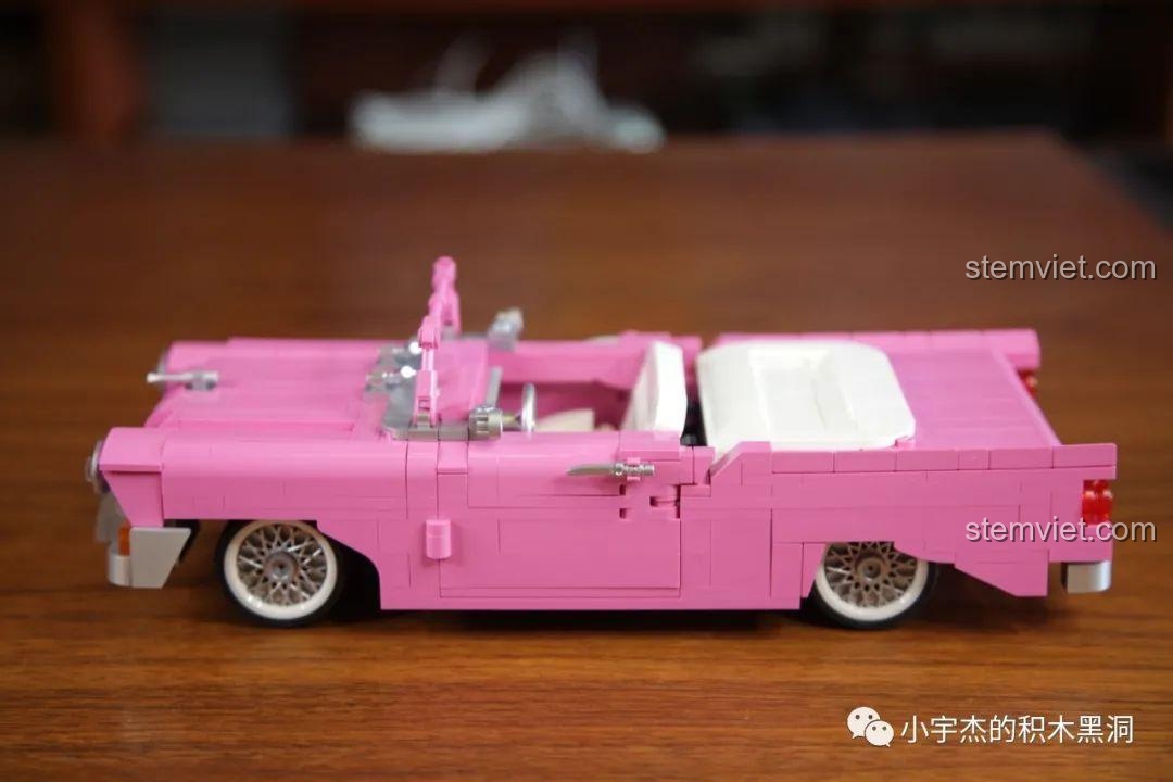 Mô hình JiaZhi 8404 Xe Chevrolet Mui Trần Hồng Cổ Điển đã hoàn thành, góc chụp đẹp khoe trọn vẻ cổ điển.