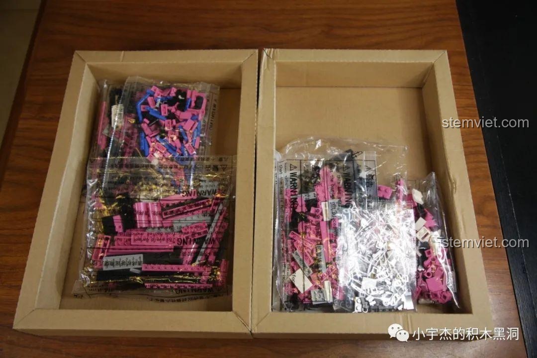 Bên trong hộp đồ chơi lắp ráp JiaZhi 8404, chứa hai hộp nhỏ đựng các túi mảnh ghép riêng biệt.