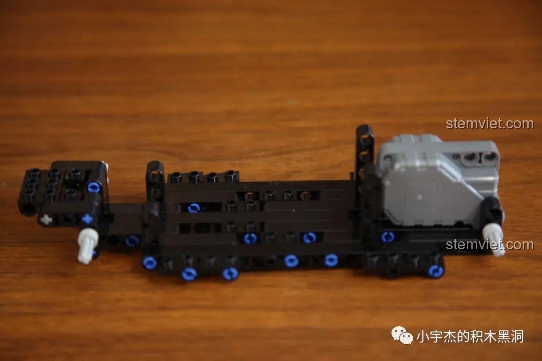 Khung xe cơ bản của bộ lắp ráp JiaZhi 8404 đang được hình thành, với các chi tiết kỹ thuật chắc chắn.