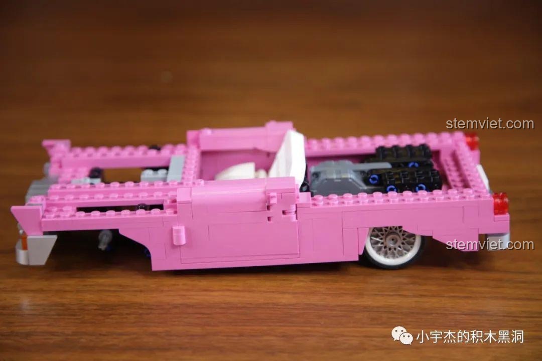 Mô hình JiaZhi 8404 gần hoàn thành, các chi tiết thân xe và nội thất đang dần được lắp đặt.