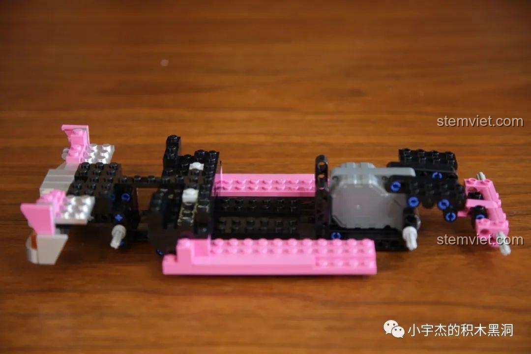 Quá trình lắp ráp thân xe của bộ JiaZhi 8404, với các mảnh màu hồng bắt đầu được thêm vào.