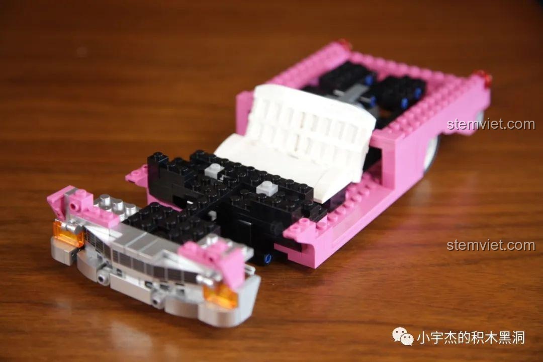 Tiến độ lắp ráp mô hình JiaZhi 8404, phần thân xe và bánh xe đã được kết nối.