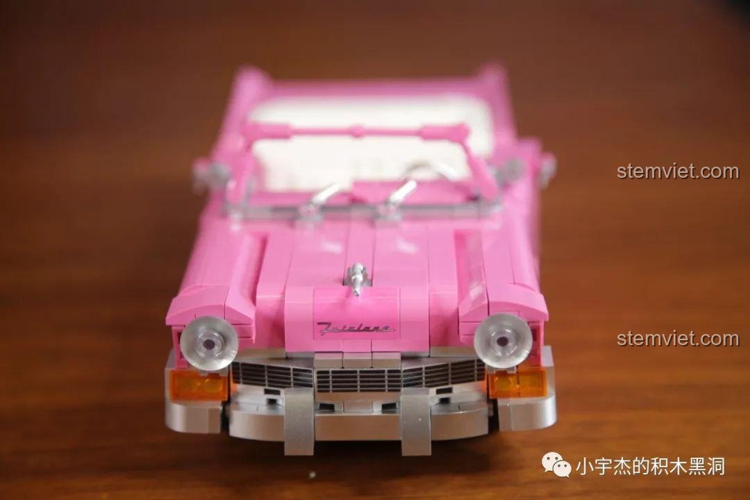 Cận cảnh logo phía trước của mô hình JiaZhi 8404, có chút lệch màu so với thân xe.