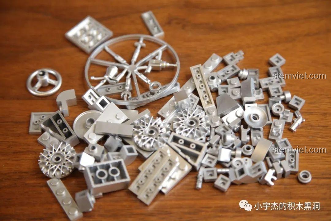 Cận cảnh các mảnh ghép màu bạc của bộ JiaZhi 8404, bao gồm vành xe và vô lăng, tạo điểm nhấn sang trọng.