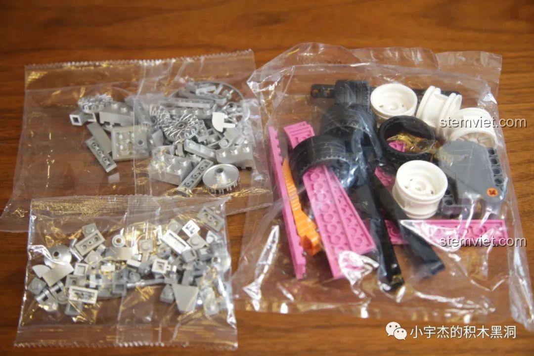 Các mảnh ghép đặc biệt và mảnh màu bạc của bộ lắp ráp JiaZhi 8404, bao gồm cả vành xe và chi tiết nhỏ.