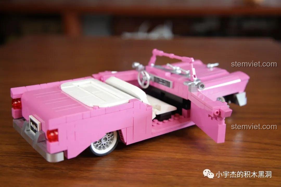 Nội thất bên trong mô hình JiaZhi 8404, với chi tiết radio cổ điển và vô lăng.