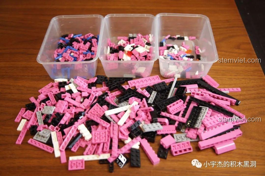 Các mảnh ghép chính của bộ JiaZhi 8404 được phân loại vào các hộp nhỏ, sẵn sàng cho quá trình lắp ráp.