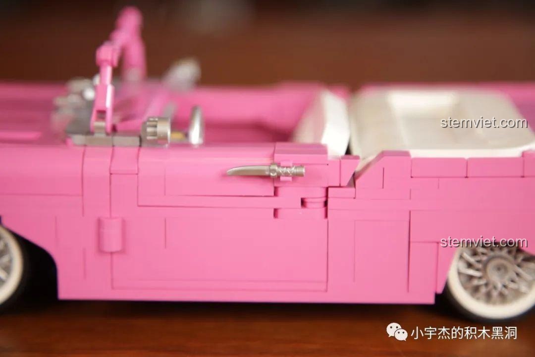 So sánh mô hình JiaZhi 8404 màu hồng với phiên bản Chevrolet màu đỏ, cho thấy sự tương đồng về thiết kế.