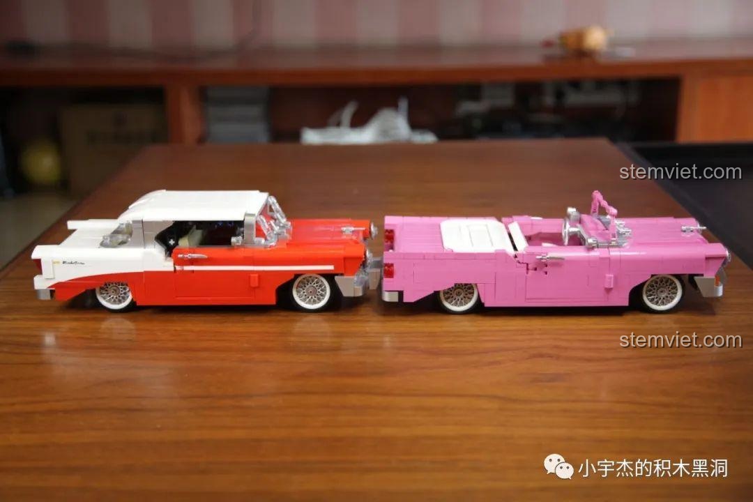 So sánh phần đuôi của hai mô hình Chevrolet, phiên bản hồng và đỏ, có một số điểm khác biệt nhỏ.