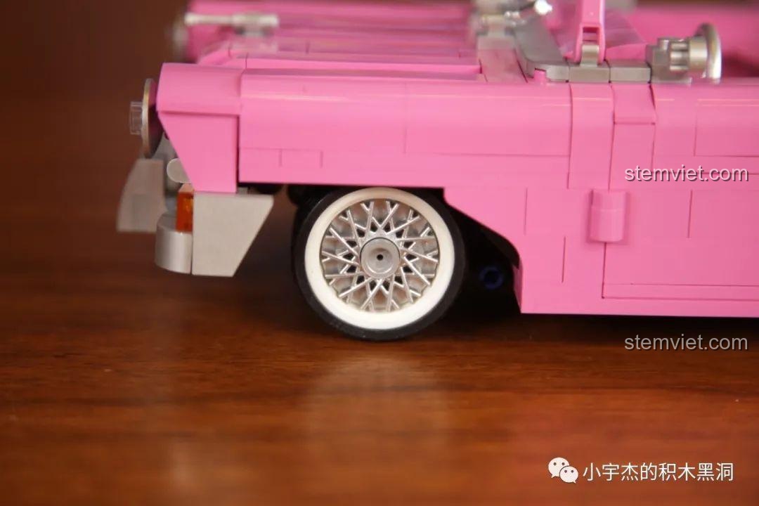 Tay nắm cửa của mô hình JiaZhi 8404, được tạo hình khéo léo từ một mảnh dao nhỏ.