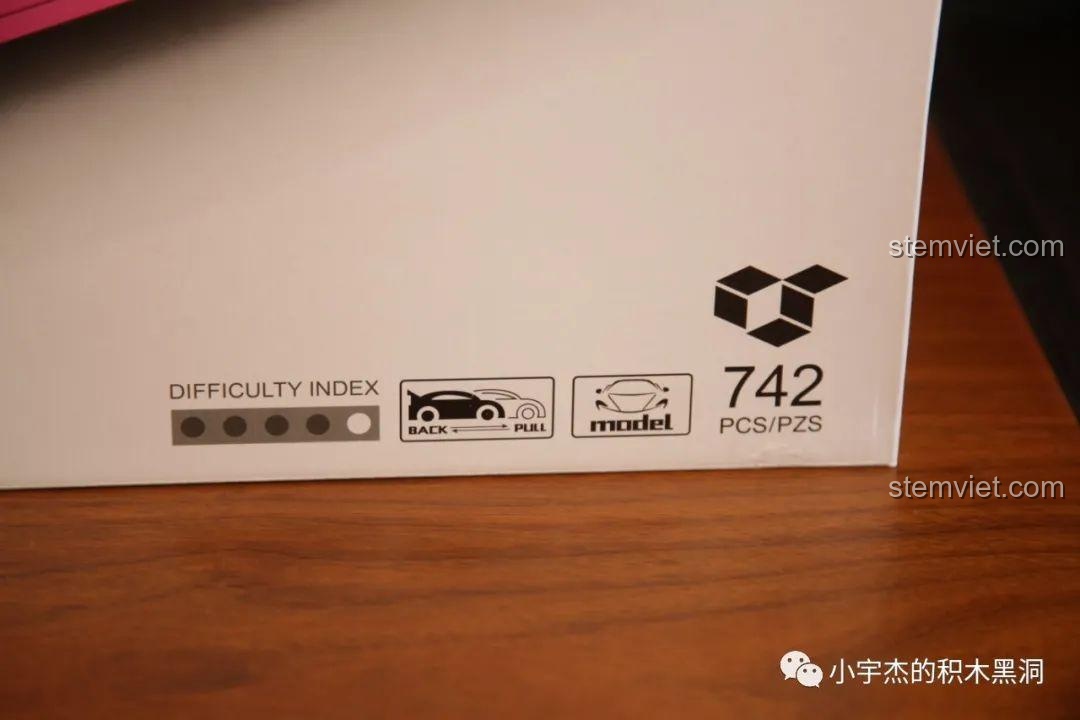 Chi tiết thông số kỹ thuật trên hộp đồ chơi lắp ráp JiaZhi 8404, hiển thị 742 mảnh và chức năng pull-back mạnh mẽ.