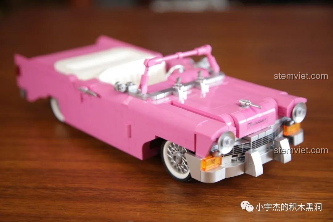 Toàn cảnh mô hình JiaZhi 8404 Xe Chevrolet Mui Trần Hồng Cổ Điển đã hoàn thành, nhìn từ phía trước.