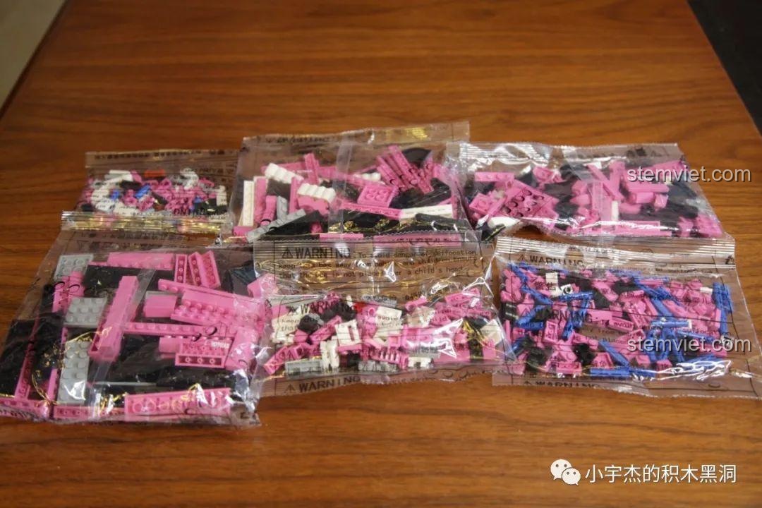 Các túi mảnh ghép của bộ lắp ráp JiaZhi 8404 Xe Chevrolet Mui Trần Hồng Cổ Điển, không có phân loại theo số.