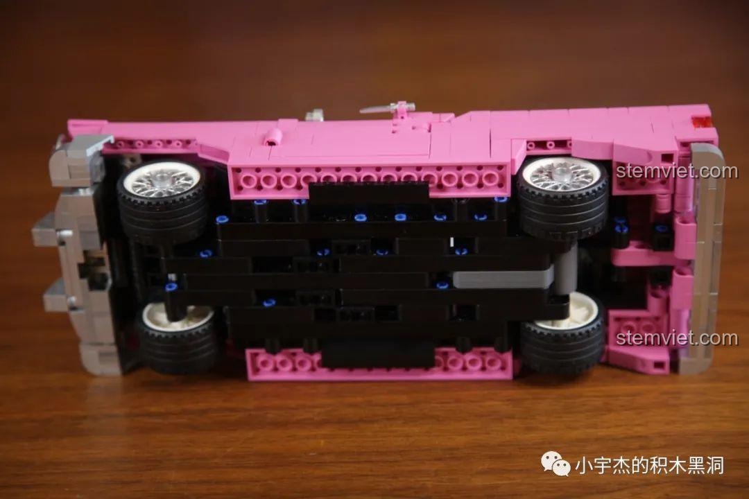 Cận cảnh vành xe của mô hình JiaZhi 8404, với thiết kế nan hoa cổ điển và tinh xảo.