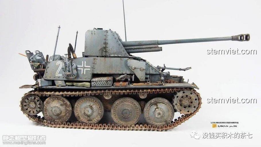 Mô hình xe tăng diệt tăng Marder III Ausf.H JiaZhi 0107 đã hoàn thiện, với lớp sơn cũ kỹ, chân thực, cho trải nghiệm JiaZhi 107 Xe tăng diệt Marder III sống động.