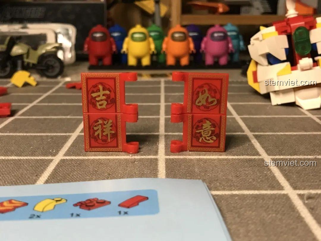 Cờ in sẵn với chữ '狮来运转' (Sư Lai Vận Chuyển) của bộ đồ chơi Robot Vũ Sư, đồ chơi lắp ráp Mech Vũ Sư, mang ý nghĩa may mắn.