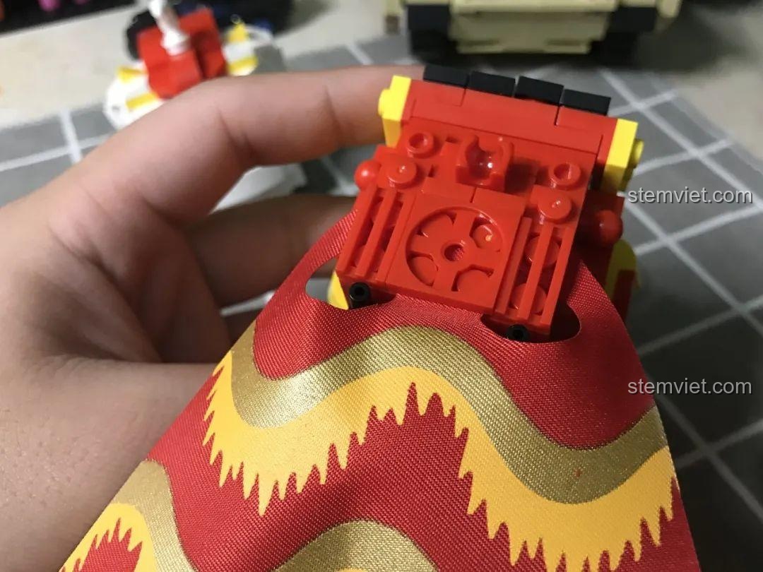 Chi tiết in sẵn tinh xảo trên áo choàng bộ đồ chơi 5500, đồ chơi lắp ráp SY5500, tăng vẻ uy nghi.