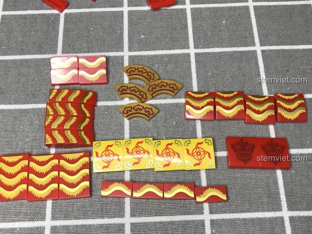 Cách gắn áo choàng vào bộ xếp hình JIAZHI5500, đồ chơi mô hình SY-5500, dễ dàng lắp ráp.