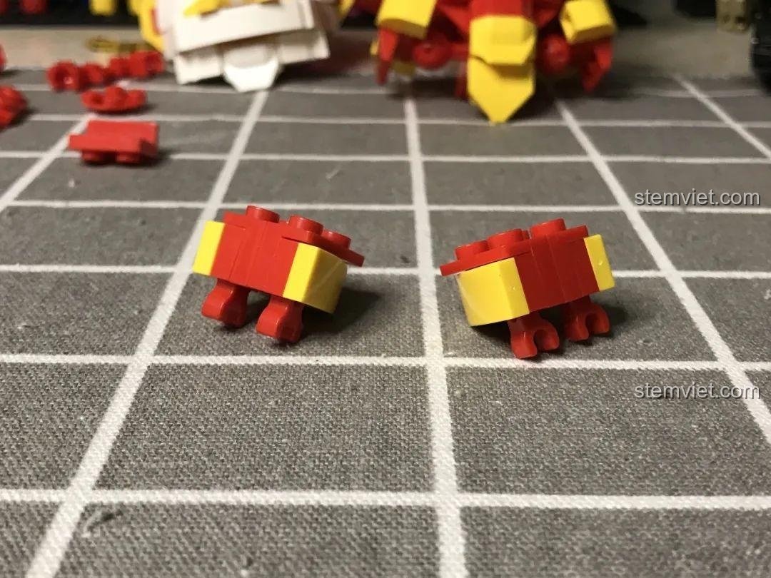 Phần chân đã hoàn thành của set đồ chơi Robot May Mắn, đồ chơi lắp ghép Mech May Mắn, sẵn sàng cho lắp ráp cuối cùng.
