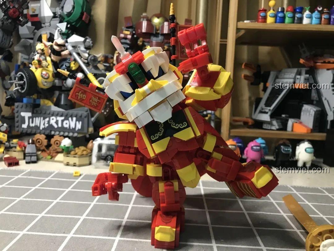 Mô hình bộ xếp hình JIAZHI5500 ở dạng Mech cầm kiếm và khiên, đồ chơi mô hình SY-5500, tư thế chiến đấu.