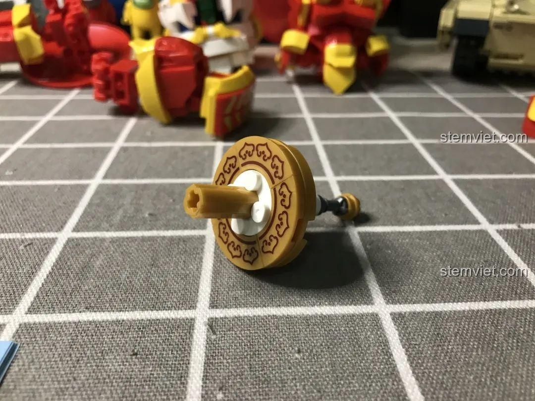 Góc nhìn khác của chiếc khiên bộ xếp hình Robot Múa Lân, đồ chơi mô hình Mech Múa Lân, thiết kế độc đáo.