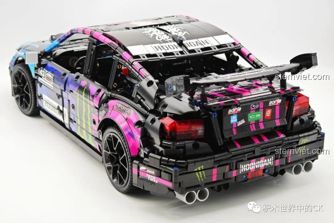 Góc nhìn phía sau của mô hình xe Subaru WRX STI Jie Star 57010, với cánh gió lớn và đèn hậu chi tiết.