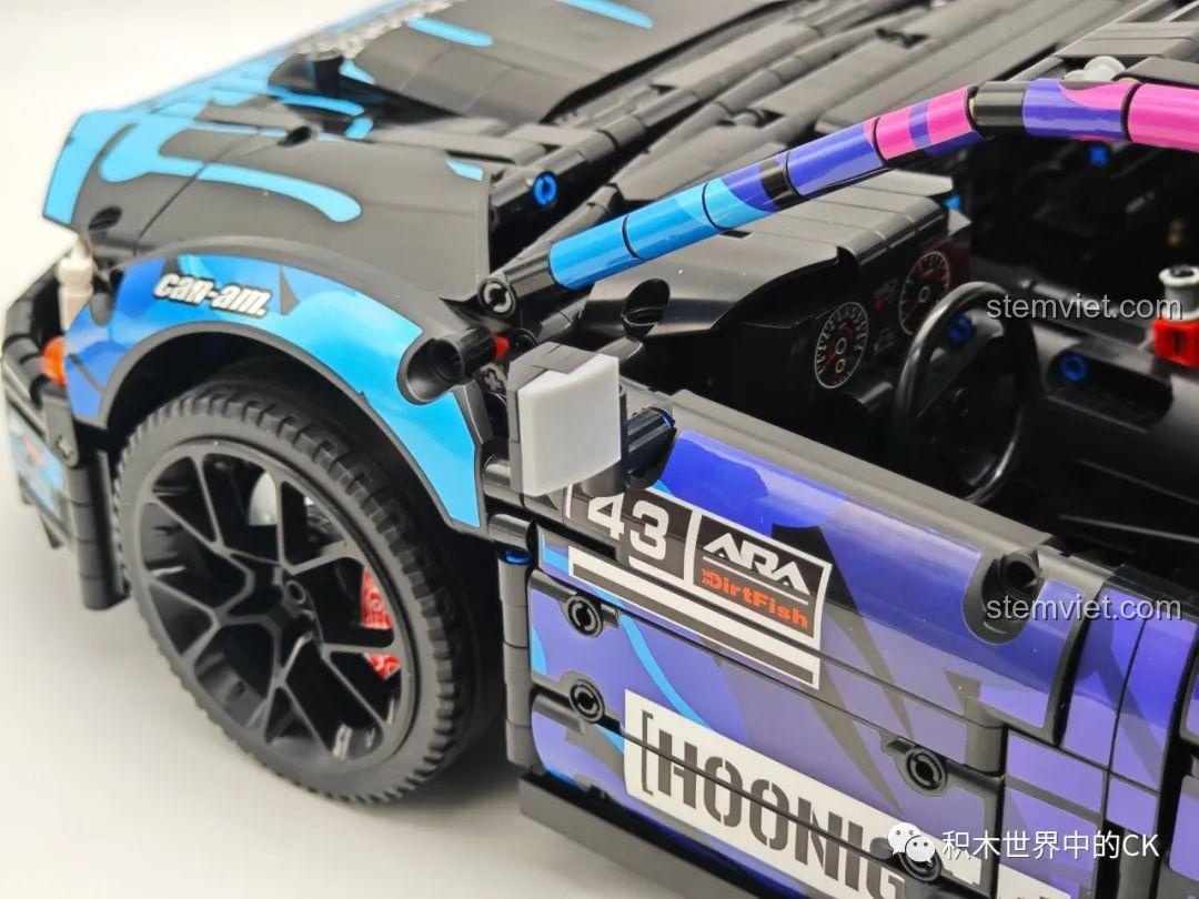 Bánh sau và vòm bánh xe của mô hình Subaru WRX STI Jie Star 57010, với decal Monster Energy.