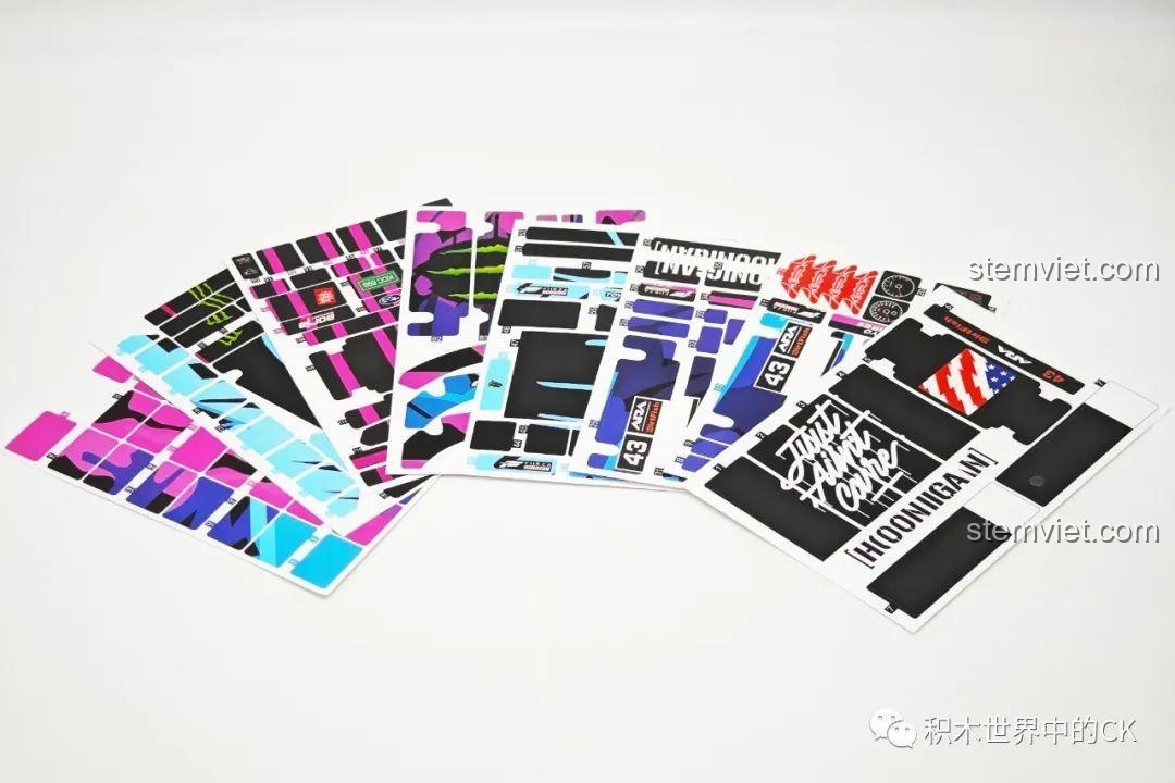 Túi mảnh ghép chi tiết của bộ đồ chơi lắp ráp Jie Star 57010 Subaru WRX STI, sẵn sàng cho quá trình lắp ráp.