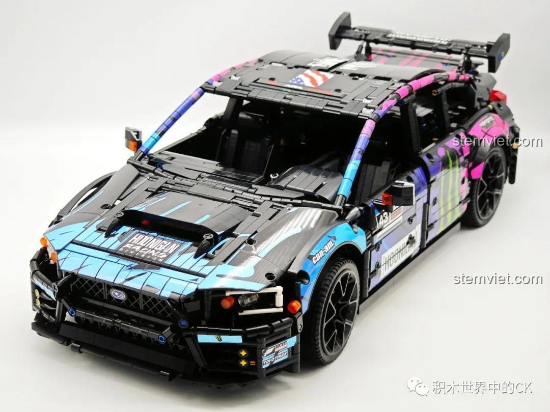 Phần mái và cột xe của mô hình Subaru WRX STI Jie Star 57010 đang được hoàn thiện.