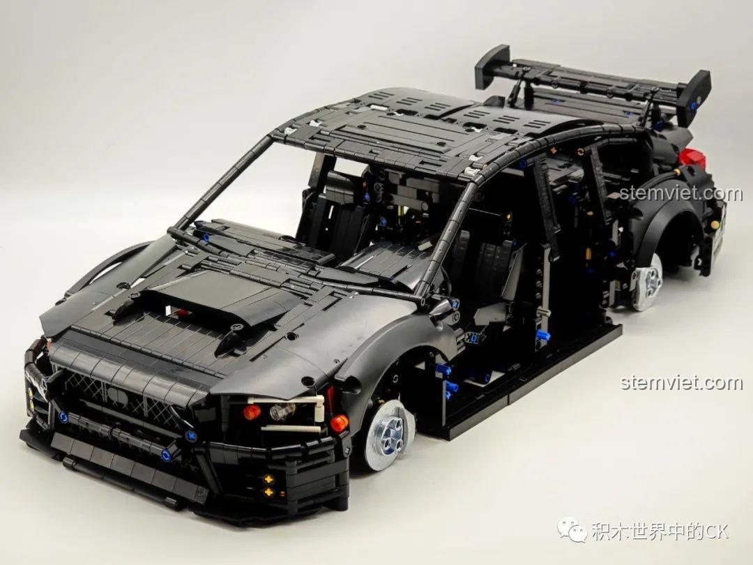 Các bộ phận thân xe đang được lắp ráp cho mô hình Jie Star 57010 Subaru WRX STI Hoonigan.