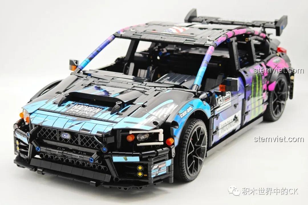 Mô hình Jie Star 57010 Subaru WRX STI Hoonigan đang trong quá trình lắp ráp, phần thân xe đã hình thành.