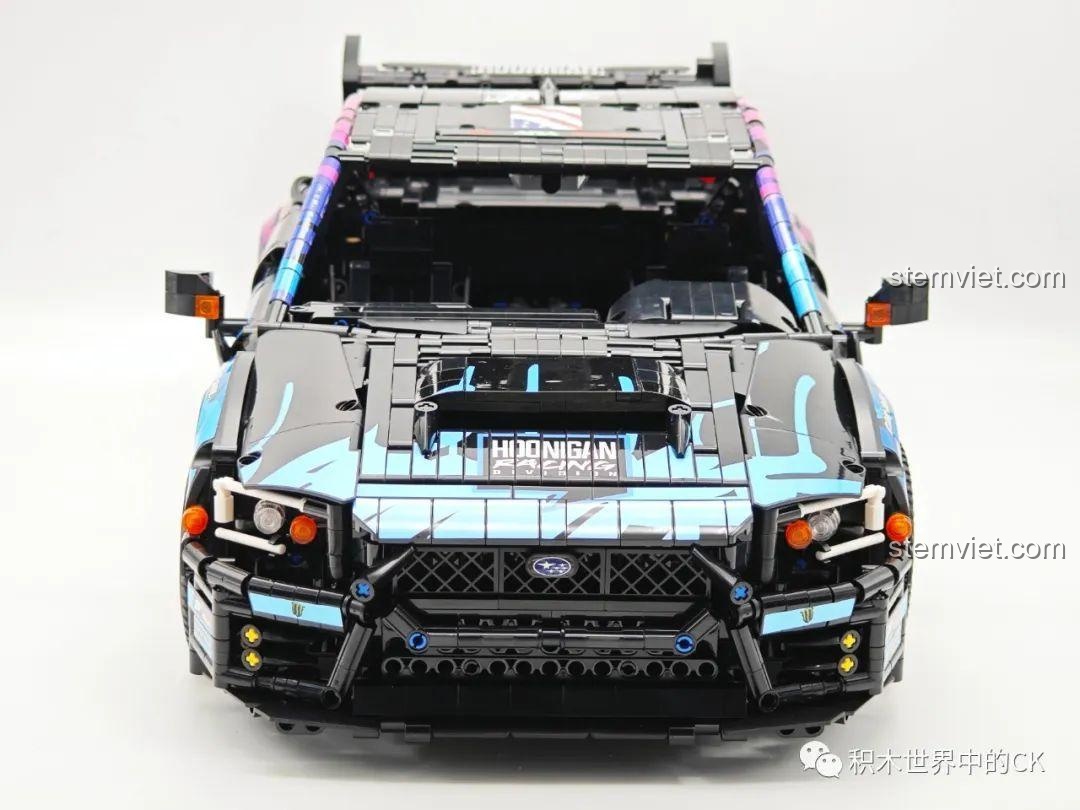 Các bộ phận thân xe đang được lắp ráp cho mô hình Jie Star 57010 Subaru WRX STI Hoonigan.