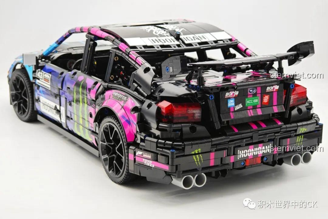 Các bộ phận thân xe đang được lắp ráp cho mô hình Jie Star 57010 Subaru WRX STI Hoonigan.