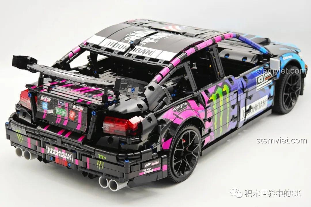 Mô hình Jie Star 57010 Subaru WRX STI Hoonigan đang trong quá trình lắp ráp, phần thân xe đã hình thành.