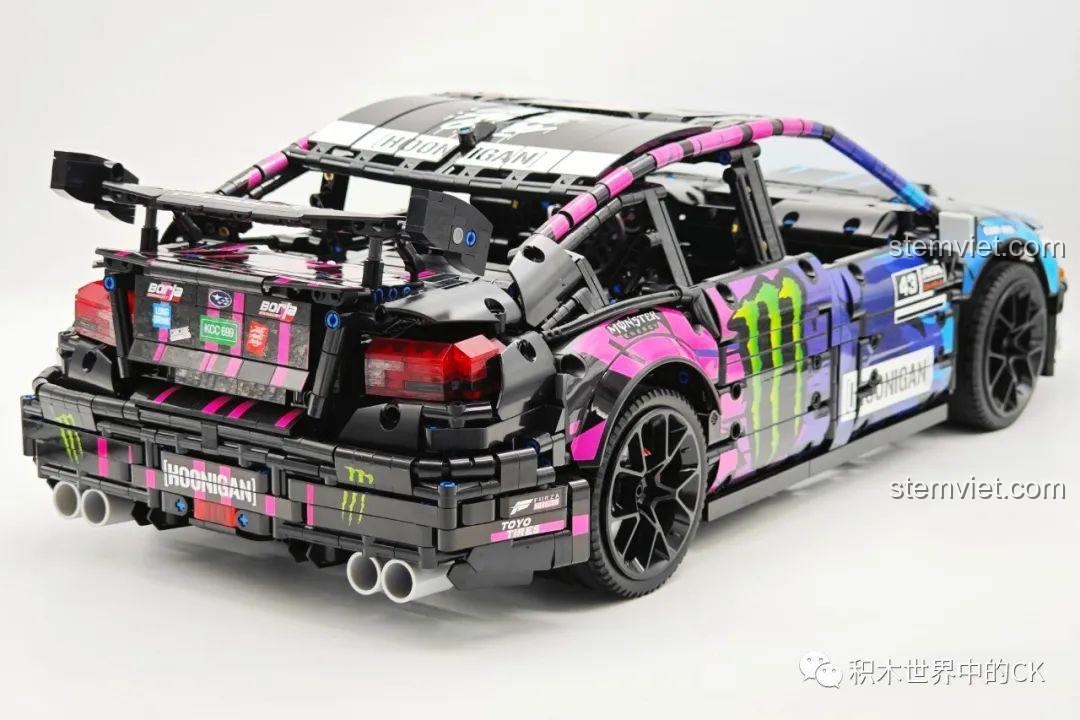 Các bộ phận thân xe đang được lắp ráp cho mô hình Jie Star 57010 Subaru WRX STI Hoonigan.