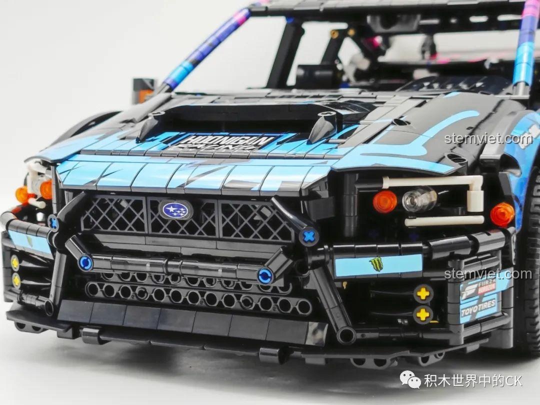 Các bộ phận thân xe đang được lắp ráp cho mô hình Jie Star 57010 Subaru WRX STI Hoonigan.