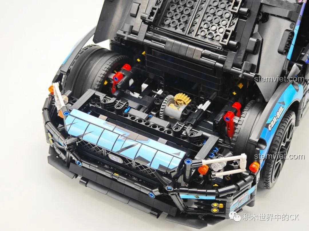 Mô hình Jie Star 57010 Subaru WRX STI Hoonigan đang trong quá trình lắp ráp, phần thân xe đã hình thành.