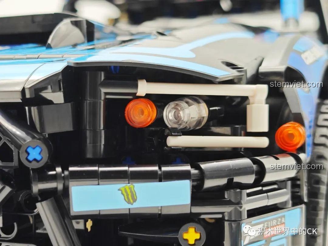 Các bộ phận thân xe đang được lắp ráp cho mô hình Jie Star 57010 Subaru WRX STI Hoonigan.