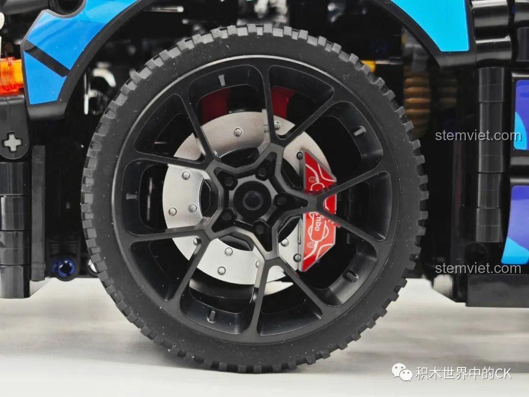 Mô hình Jie Star 57010 Subaru WRX STI Hoonigan đang trong quá trình lắp ráp, phần thân xe đã hình thành.