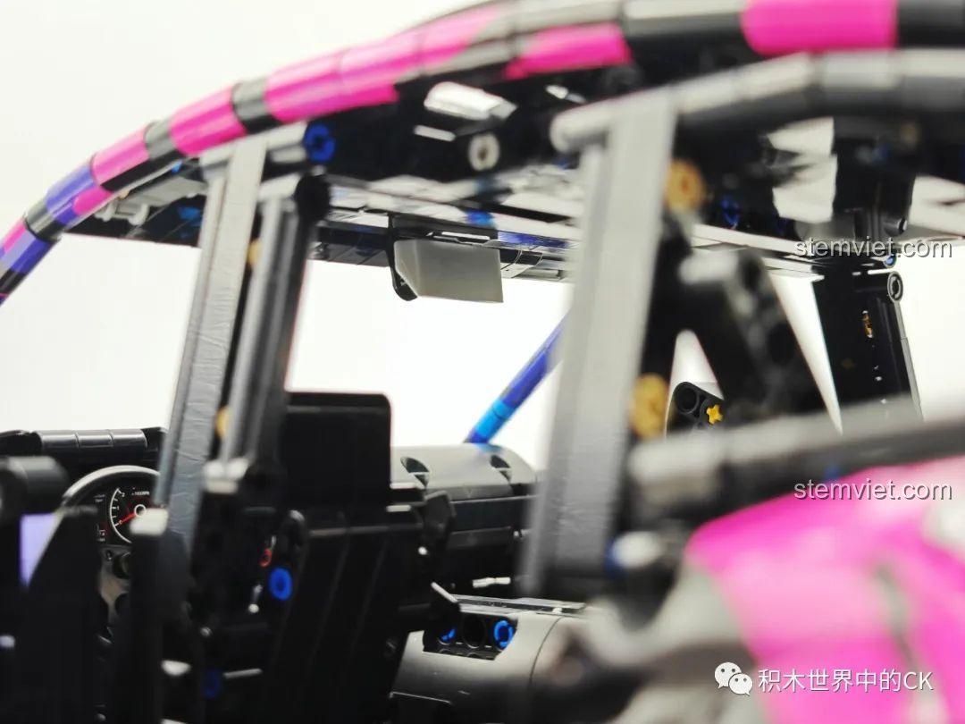 Các bộ phận thân xe đang được lắp ráp cho mô hình Jie Star 57010 Subaru WRX STI Hoonigan.