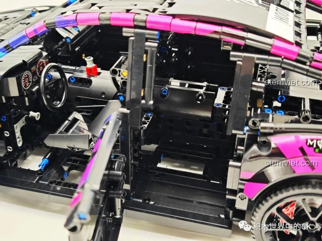 Mô hình Jie Star 57010 Subaru WRX STI Hoonigan đang trong quá trình lắp ráp, phần thân xe đã hình thành.