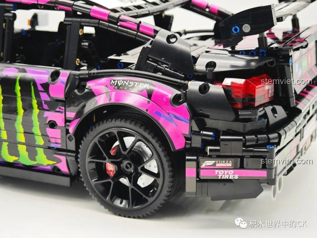 Các bộ phận thân xe đang được lắp ráp cho mô hình Jie Star 57010 Subaru WRX STI Hoonigan.