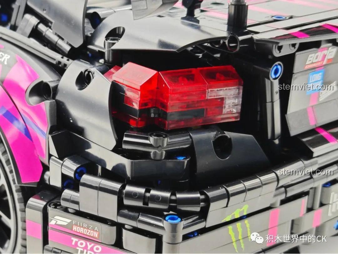 Quá trình lắp ráp các chi tiết phức tạp của mô hình Jie Star 57010 Subaru WRX STI Hoonigan.