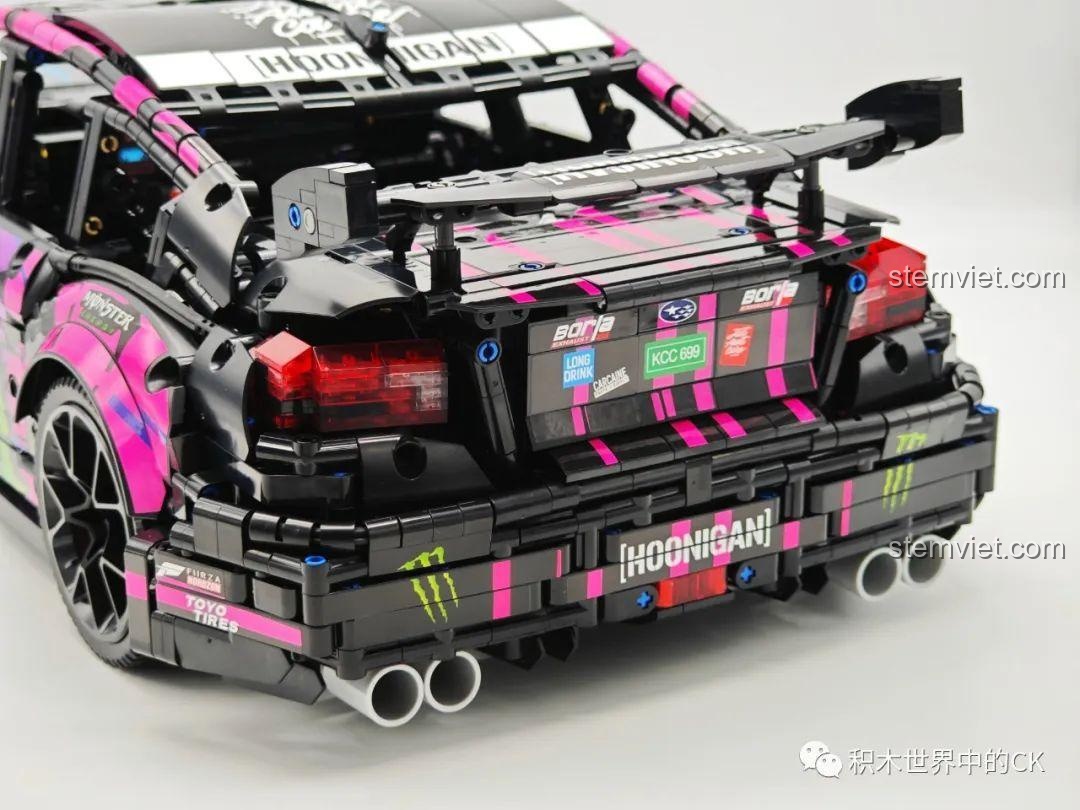 Phần thân xe gần hoàn thiện của mô hình Jie Star 57010 Subaru WRX STI Hoonigan.